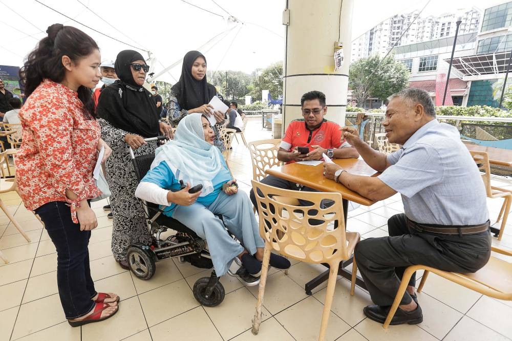 Noraishah Mydin Abd Aziz’s Pakatan Harapan team has introduced a five-point manifesto for Putrajaya, including uplifting the civil servants. — Picture by Sayuti Zainudin
