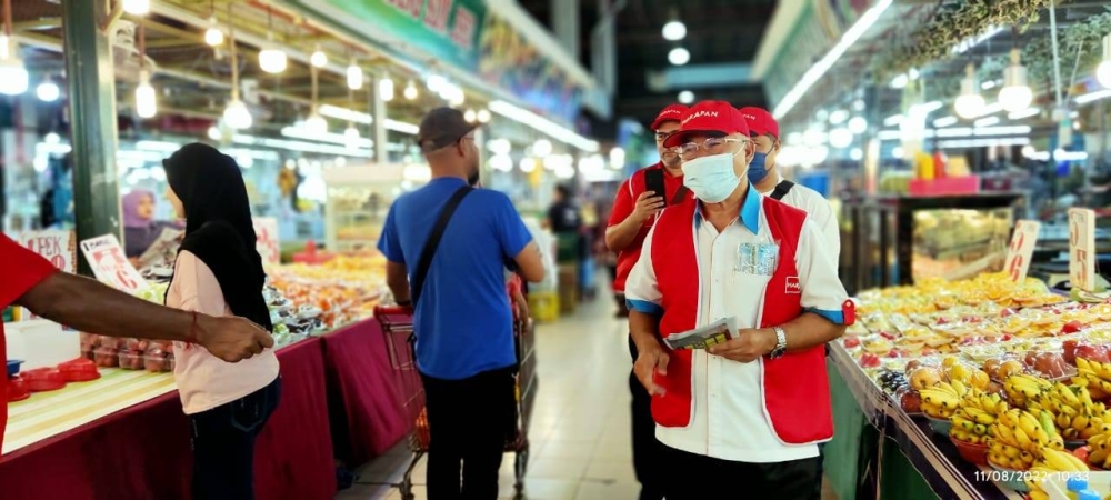 Hassan Abdul Karim (right) on the campaign trial at KipMall, Masai in Pasir Gudang, November 10, 2022. — Picture from social media