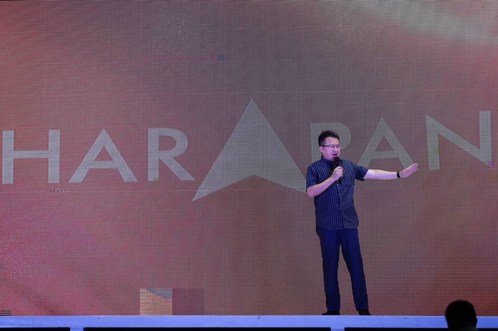 Johor DAP chief Liew Chin Tong speaks during Mega Harapan ceramah at Taman Gaya Ulu Tiram in Johor Baru, November 6, 2022. — Picture by Yusof Mat Isa