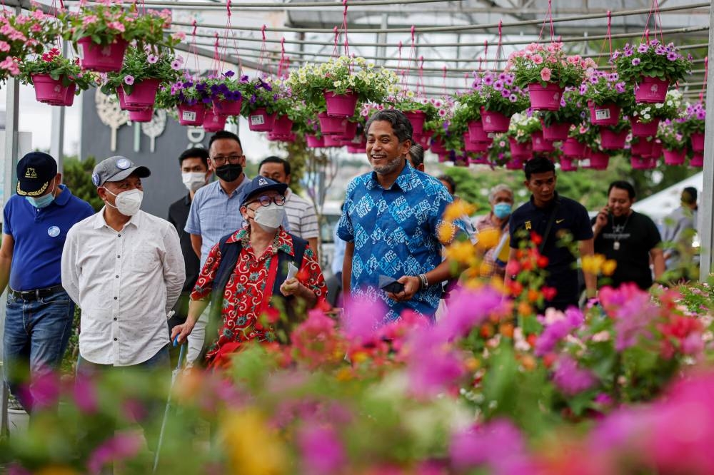 Khairy Jamaluddin with plant nursery workers during his visit to Bukit Rahman Putra in Sungai Buloh, November 10, 2022. — Bernama pic 