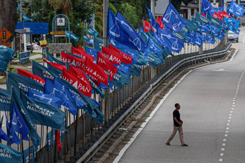 Flags of political parties pictured along Jalan Gombak Lama for the Gombak parliamentary seat in Kuala Lumpur, November 9, 2022. — Bernama pic 