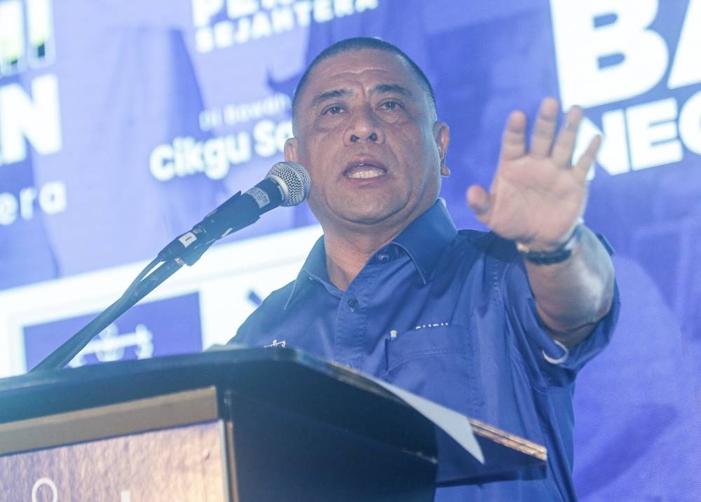Perak Barisan Nasional (BN) chairman Datuk Seri Saarani Mohamad delivers his speech at the launch of the BN Perak GE15 Manifesto at the Meru Raya Playground, Taman Meru Raya November 8, 2022. — Picture by Farhan Najib
