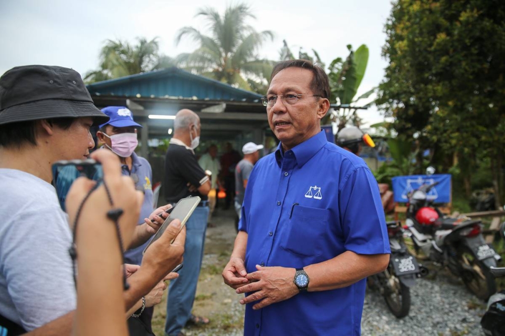 Barisan Nasional Simpang Renggam candidate Datuk Seri Hasni Mohammad speaks to reporters during his campaign trail at Bandar Layang-Layang Utara in Simpang Renggam, November 10, 2022. — Picture by Yusof Mat Isa