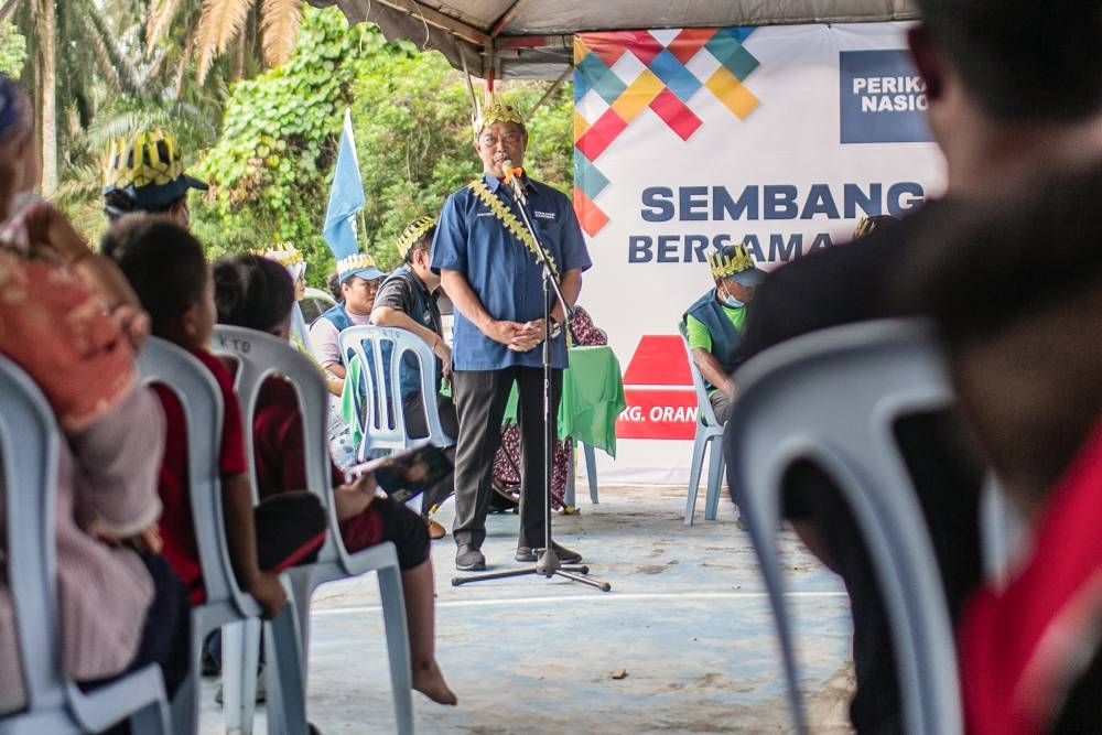 Perikatan Nasional (PN) chairman Tan Sri Muhyiddin Yassin meets with the Orang Asli in Kampung Tampa Dapur, Pagoh, Johor, November 9, 2022. — Picture by Hari Anggara