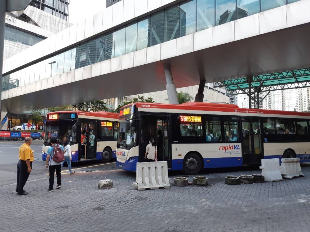 Commuters board the LRT3 free shuttle bus at Universiti LRT station, November 9, 2022. — Picture by Ida Lim