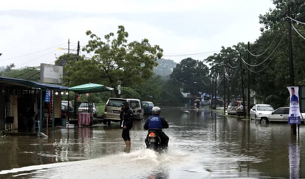 Meru hit by flash floods after a downpour in the afternoon, Klang, November 10, 2022. — Bernama pic 