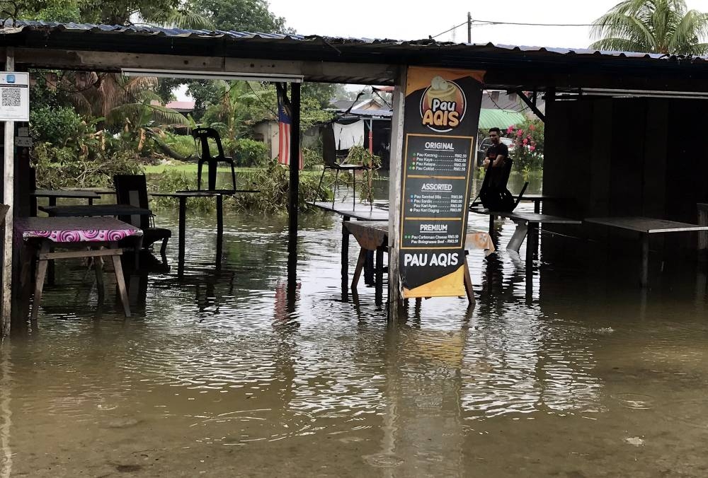 Flash floods in Meru after heavy rain in the afternoon, Klang, November 10, 2022. The caretaker prime minister directed the Nadma, Fire and Rescue Department, police, the Malaysian Armed Forces and Civil Defence Force to go to the affected locations to evacuate flood victims. — Bernama pic  