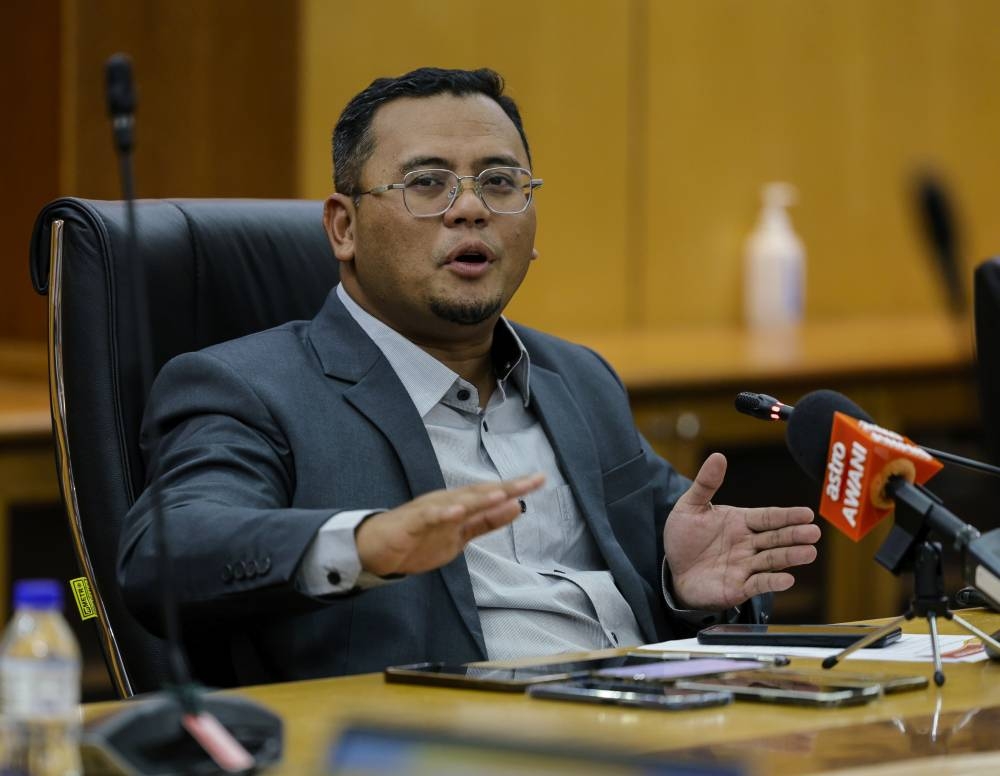 Selangor Mentri Besar Datuk Seri Amirudin Shari said he had received a report from state Fire and Rescue Department director Norazam Khamis that clogged drains were among the causes of floods this week. — Bernama pic