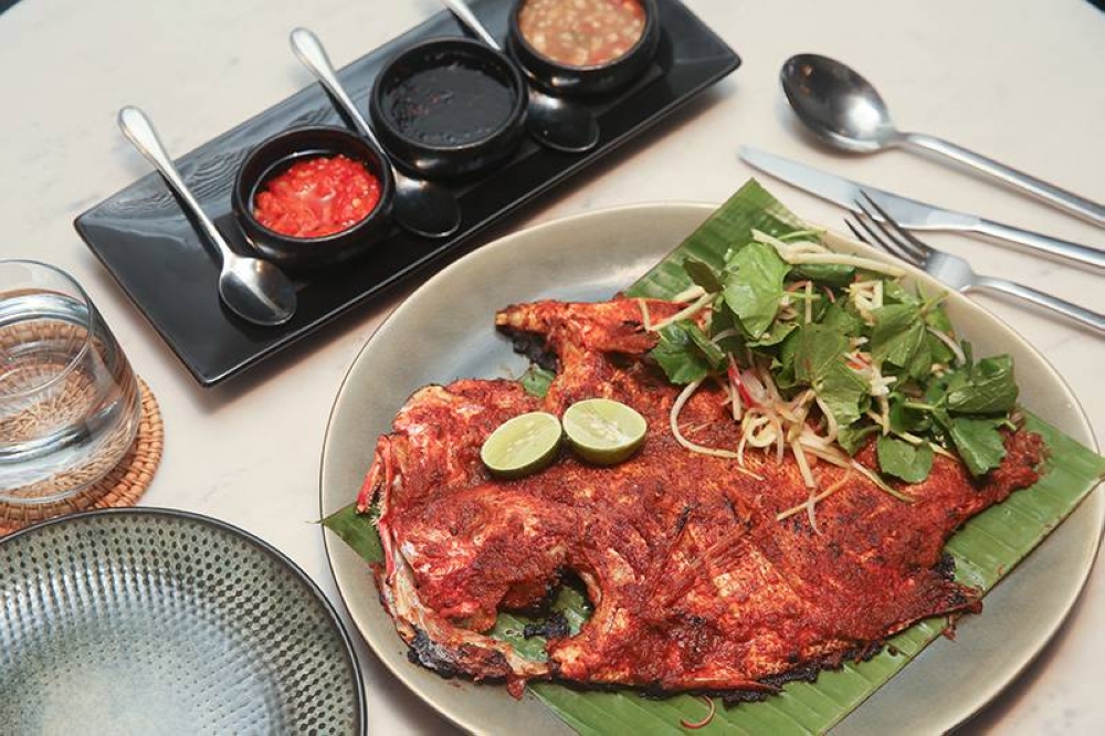 Order the 'ikan bakar' from the chef's specialties to relish the fresh fish with various dips and sauces