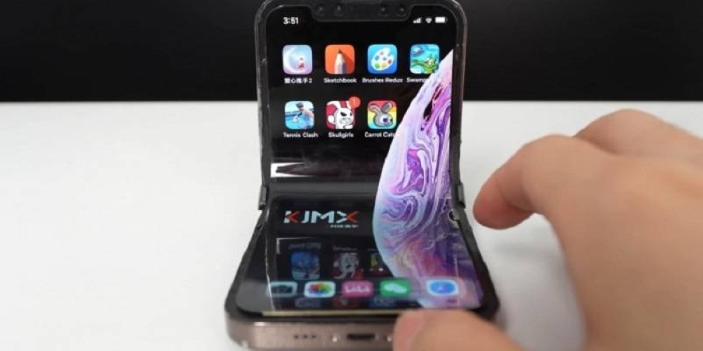 It took them six months, but these Chinese hackers successfully made a folding iPhone