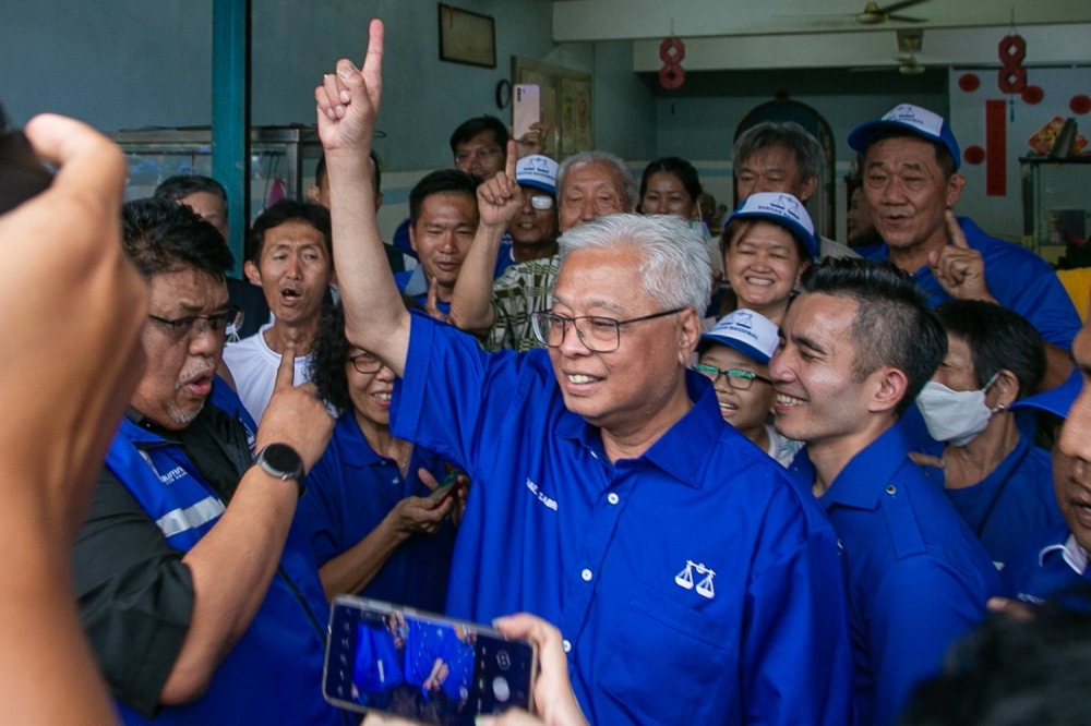 Datuk Seri Ismail Sabri Yaakob during the walkabout with Shahril Hamdan at Durian Tunggal, Melaka November 9, 2022. --- Picture by Raymond Manuel