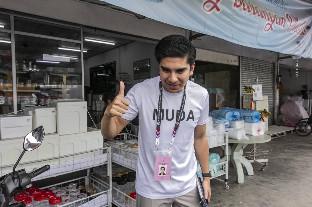 P.146 MUAR candidate Syed Saddiq Syed Abdul Rahman (center) during the walkabout at Ao Kang Kopitiam In Sungai Balang, Muar November 5, 2022. — Picture by Hari Anggara
