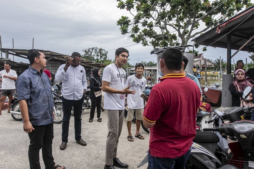 Syed Saddiq spends time socialising with local residents during a walkabout at Pantai Leka, Muar November 5, 2022. — Picture by Hari Anggara
