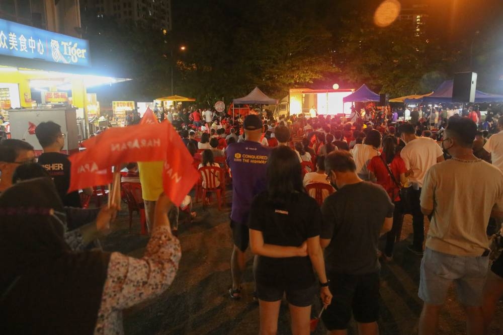 A view of the crowd that attended the Pakatan Harapan Ceramah Mega P103 Puchong at Taman Equine November 6, 2022. Bukit Aman GE15 operations director Datuk Seri Hazani Ghazali said 1,994 permits were issued yesterday to political parties and individuals to hold ceramah. — Picture by Choo Choy May