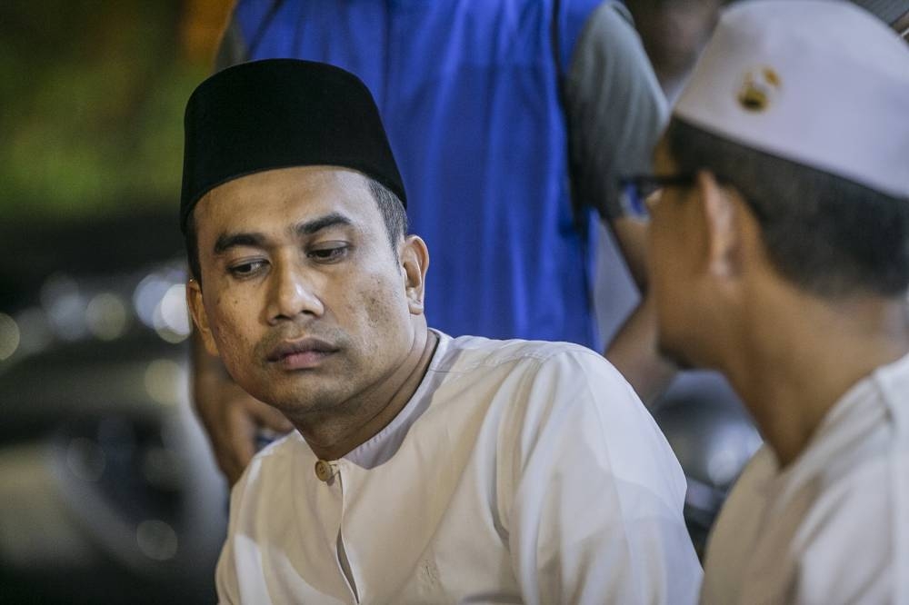 Mohd Helmy Abdul Latif speaks with constituents while campaigning in Muar, November 6, 2022. — Picture by Hari Anggara