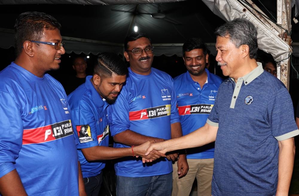 Datuk Seri Mohamad Hasan greets Barisan supporters while campaigning in Taman Desa Orkid Paroi, Seremban November 8, 2022. — Bernama pic