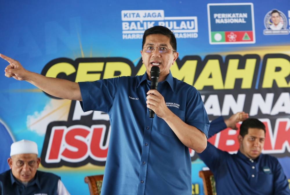 Perikatan Nasional election director Datuk Seri Mohamed Azmin Ali at the Ceramah Rakyat at Balik Pulau, Penang, November 11, 2022. — Picture by Steven KE Ooi