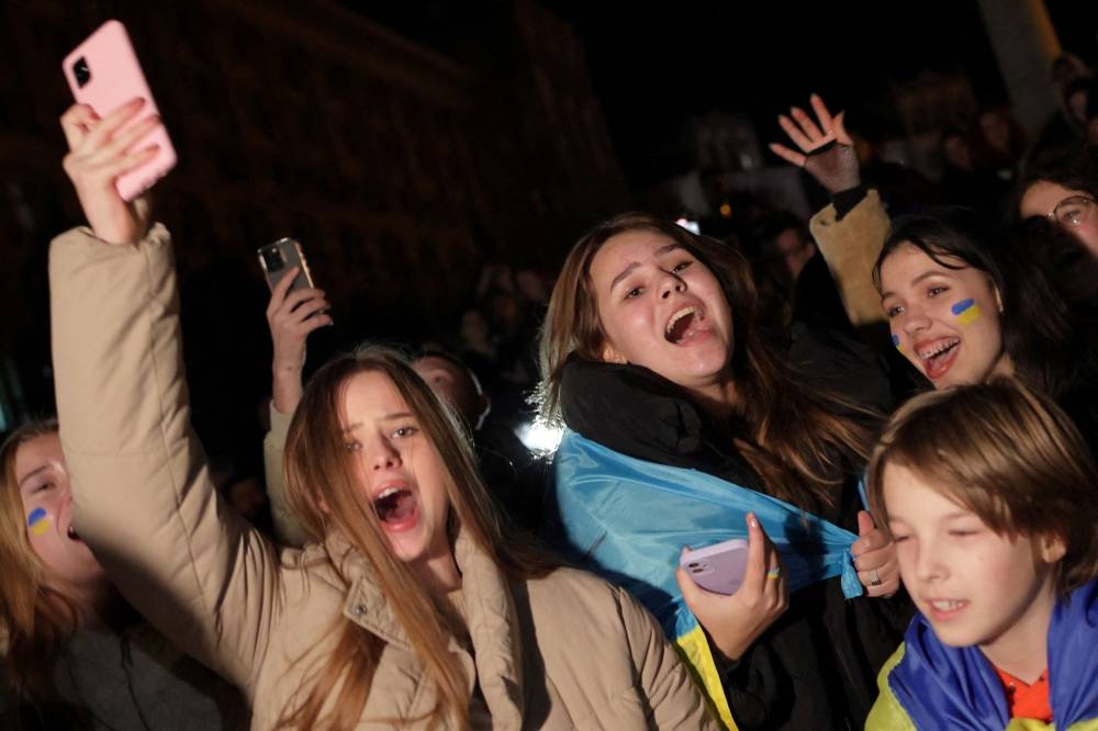 People celebrate after Russia's retreat from Kherson, in central Kyiv, Ukraine November 11, 2022. ― Reuters pic