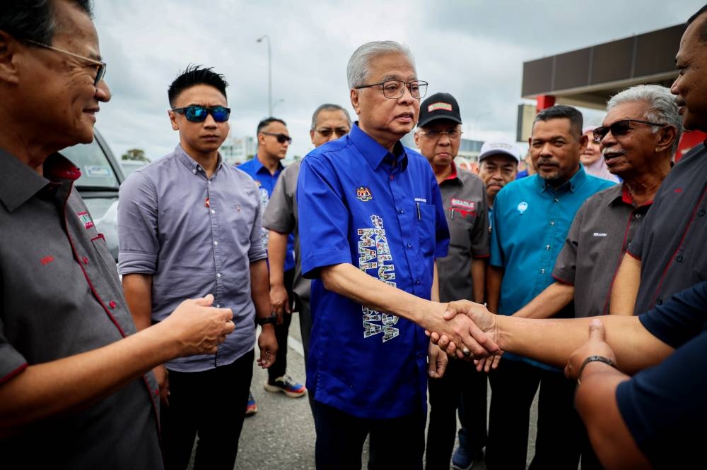Caretaker prime minister Datuk Seri Ismail Sabri mingles with locals in Bera November 12, 2022. — Bernama pic