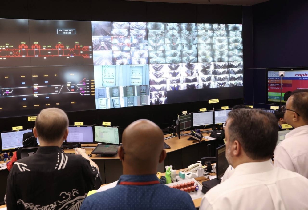 Transport Minister Datuk Seri Dr Wee Ka Siong along with experts visited the LRT control room on the Kelana Jaya line after holding a press conference on the interruption of LRT services due to problems with the automatic driving system at the Lembah Subang Rapid Rail Complex in Petaling Jaya, November 11, 2022. — Bernama pic