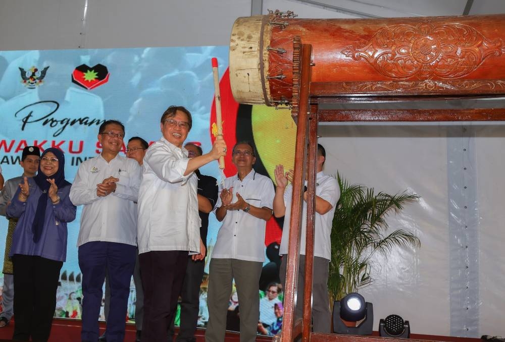 Sarawak Premier Tan Sri Abang Johari Openg (centre) officiating the Sarawakku Sayang Program at Pekan Lingga Square, November 12, 2022. — Bernama pic