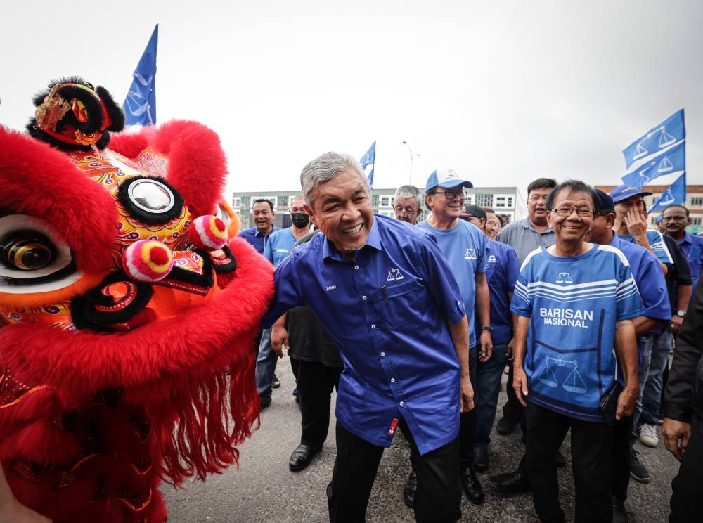 Barisan Nasional chairman who is also the Bagan Datuk P.075 parliamentary candidate, Datuk Seri Dr. Ahmad Zahid Hamidi meeting the Chinese community at a meeting in conjunction with the 15th General Election in Batu 12, Hutan Melintang, November 12, 2022. — Bernama pic