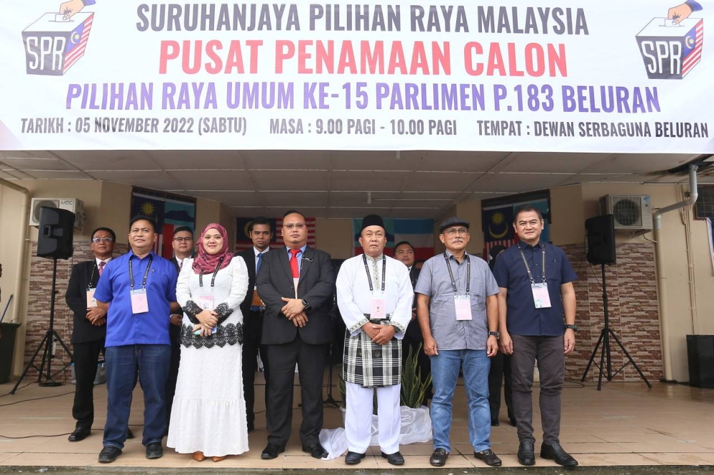 Barisan Nasional candidate Benedict Asmat (front left), Warisan candidate Rowiena Rasid (second left), Pejuang candidate Hausing Samsudin (third right), Perikatan Nasional (PN) candidate Datuk Seri Dr Ronald Kiandee (second right) and Pakatan Harapan (PH) candidate Felix Joseph Saang (right) with Elections Manager Roger Appolonius (third left) after submission of nomination forms at the Beluran Multipurpose Hall November 5, 2022. — Bernama pic