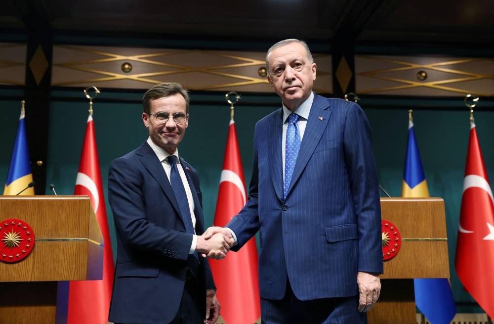 Turkish President Tayyip Erdogan and Swedish Prime Minister Ulf Kristersson shake hands after a news conference at the Presidential Palace in Ankara, Turkey, November 8, 2022. ― Reuters pic