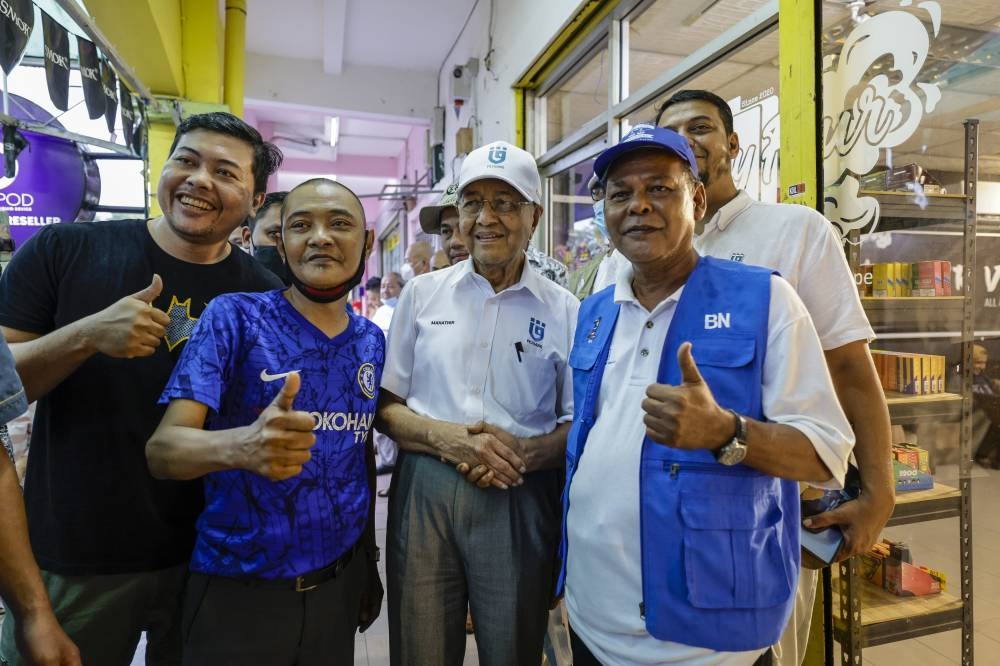 Chairman of the Pejuang Tanah Air Party (Pejuang), Tun Dr Mahathir Mohamad (centre) meeting with Barisan Nasional supporters when campaigning for the Pejuang candidate for P.108 - Shah Alam constituency, Muhammad Rafique Rashid in Sekyen 24, Shah Alam, November 9, 2022. — Bernama pic
