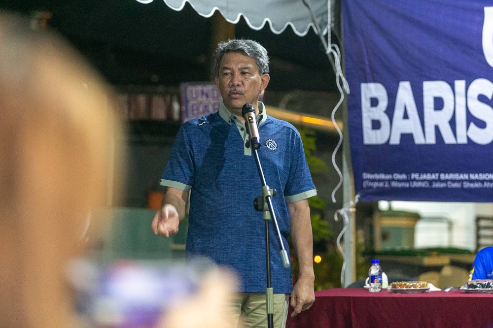 Rembau Barisan Nasional (BN) candidate Datuk Seri Mohamad Hasan speaking at Taman Widuri Indah in Senawan, November 08, 2022 ― Picture By Raymond Manuel
