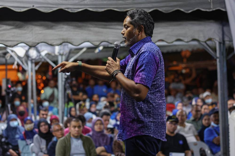 BN candidate for Sungai Buloh Khairy Jamaluddin speaks during a fundraising event at SJK (C) Sungai Buloh, November 12, 2022. — Bernama pic