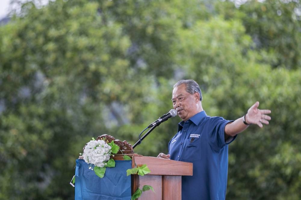 Perikatan Nasional (PN) chairman Muhyiddin Yassin spends during the Jelajah Prihatin Batu Pahat November 12, 2022. — Picture by Hari Anggara