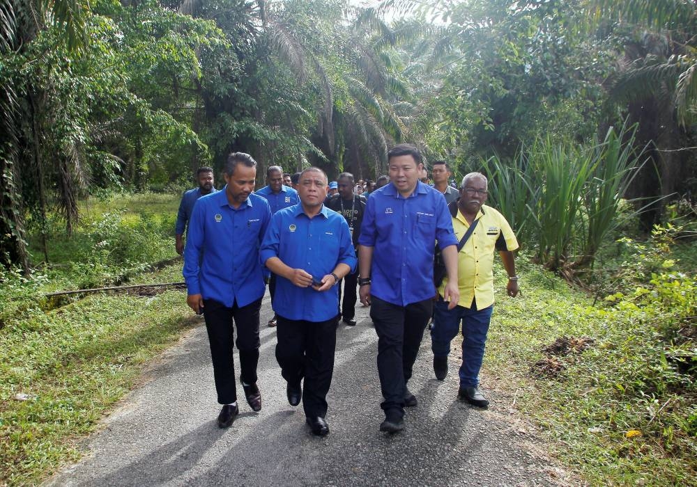 Perak Mentri Besar Datuk Seri Saarani Mohamad (3rd right) is seen after officiating the new bridge at the Kampung Orang Asli Sungai Lah in Chenderiang November 13, 2022. — Bernama pic