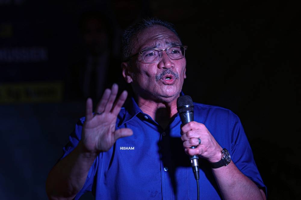 Barisan Nasional (BN) candidate for P.153 Sembrong Parliamentary constituency Datuk Seri Hishammuddin Hussein delivering a speech at the Sungai Buloh Community program with KJ and DSH20 at Dewan Meranti, Bandar Baru Sungai Buloh, November 13, 2022. — Bernama pic