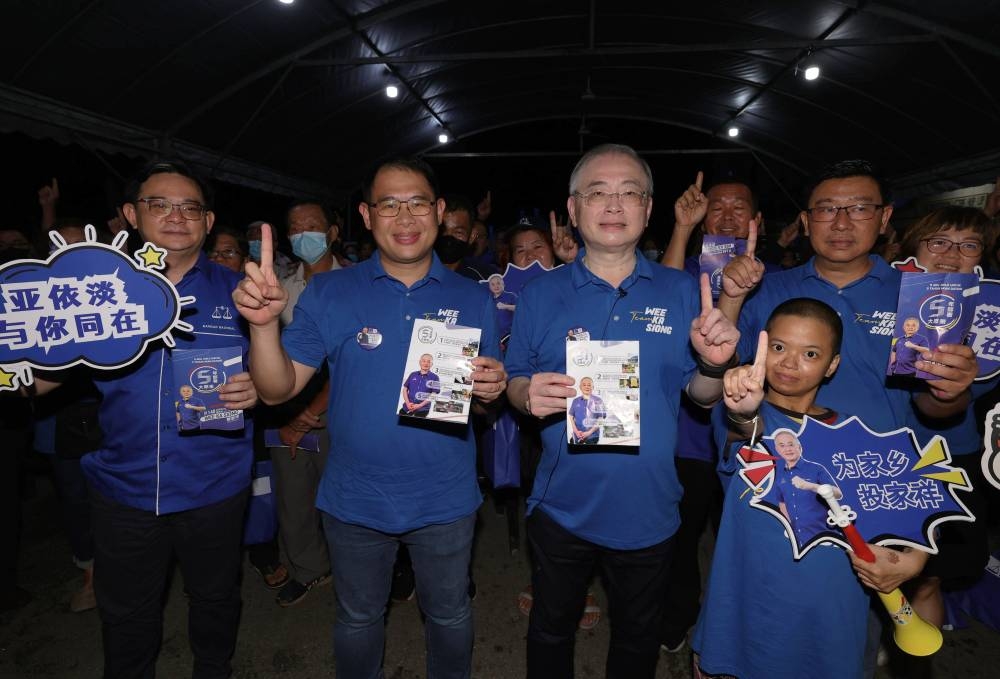MCA President who is also Barisan Nasional (BN) candidate for P.148  Ayer Hitam Parliamentary constituency Datuk Seri Ir Dr Wee Ka Siong and Johor State Health and Unity Committee Chairman Ling Tian Soon (second left) showing the Ayer Hitam Manifesto at Taman Kota Yong Peng, November 12, 2022. — Bernama pic