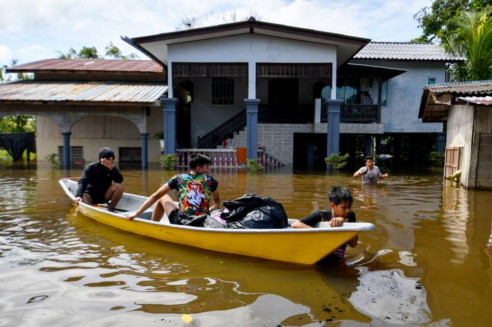 Flood evacuees who show symptoms of Covid-19 are advised to immediately report the matter to relief centre workers. — Bernama pic