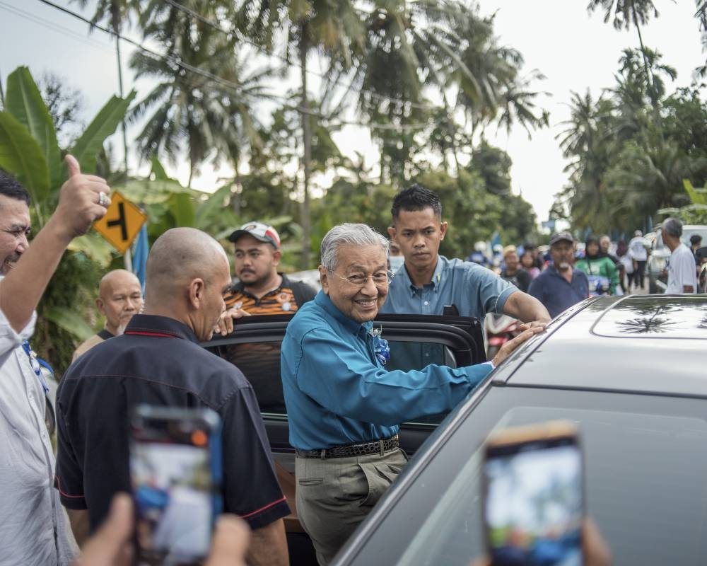 Pejuang chairman, Tun Dr Mahathir Mohamad leaving the Pejuang hi-tea session which campaigning in Kampung Bukit Berangan, Kedah, November 11, 2022. — Picture by Shafwan Zaidon