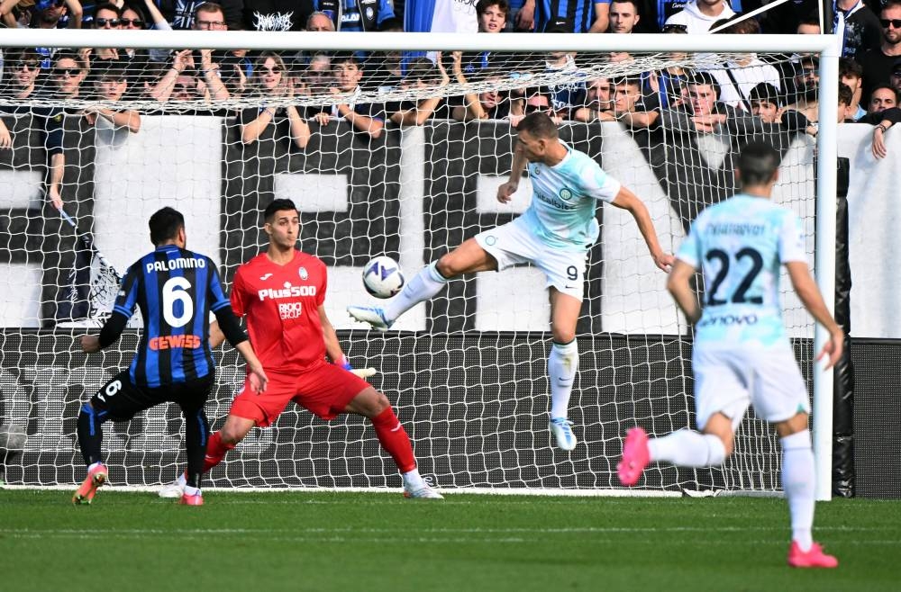 Inter Milan's Edin Dzeko scores their first goal in the Atalanta v Inter Milan at Stadio Atleti Azzurri, Bergamo, Italy November 13, 2022. — Reuters pic