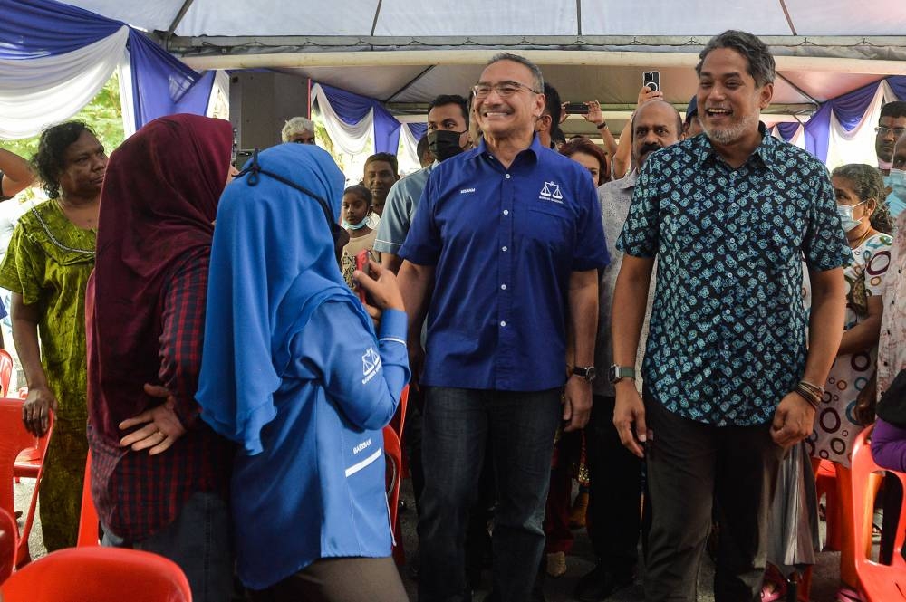 Barisan Nasional candidate for Sg Buloh, Khairy Jamaluddin and Barisan Nasional candidate for Sembrong, Datuk Seri Hishammuddin Hussein greeting supporter during Sepetang Bersama Pemimpin: Masyarakat Sg Buloh bersama KJ dan DSH20 In Bandar Baru Sg Buloh on November 13, 2022. — Picture by Miera Zulyana