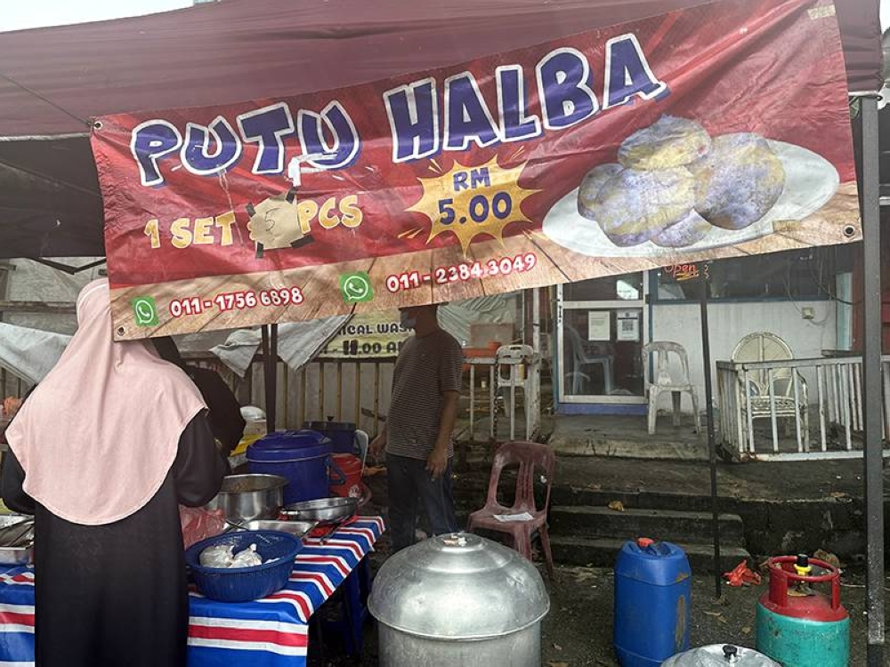Find their stall on Sunday at Pantai Dalam, right opposite D'Naim Nasi Kukus.