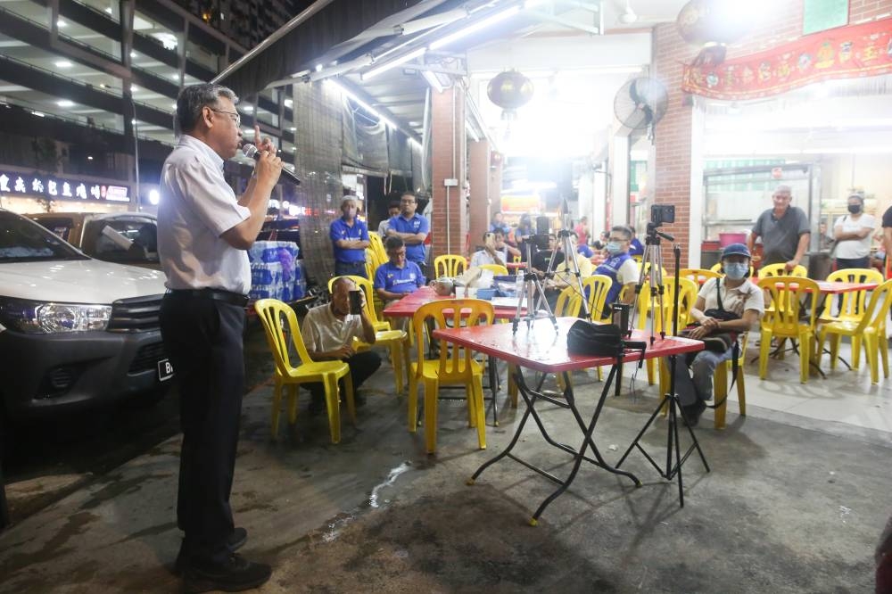Datuk Hoh Hee Lee, MCA's candidate for Bangi, gives a  talk outside a coffee shop at the Cheras Traders Square in Balakong November 13, 2022. — Picture by Choo Choy May