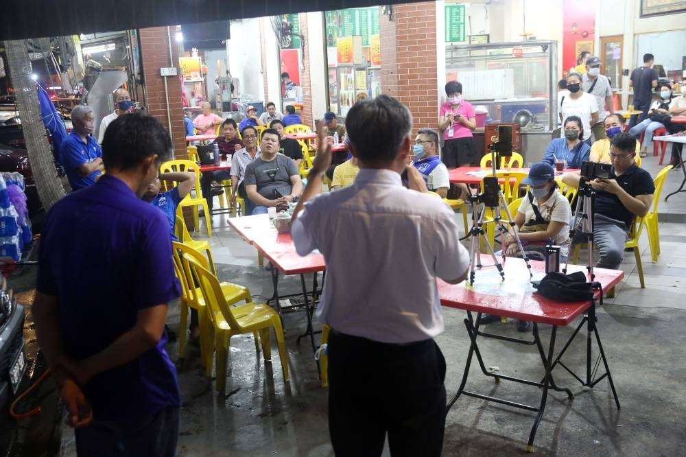 Members of the public listen to Hoh's speech at a coffee shop at the Cheras Traders Square in Balakong November 13, 2022. — Picture by Choo Choy May