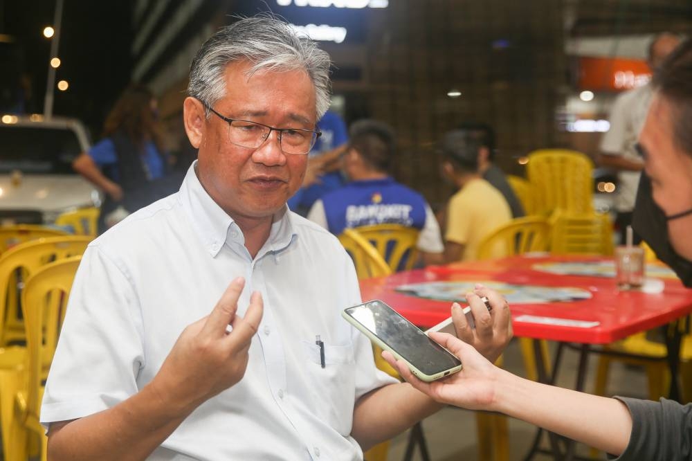 Datuk Hoh Hee Lee, MCA's candidate for Bangi, speaks to reporters at a coffee shop at the Cheras Traders Square in Balakong November 13, 2022. — Picture by Choo Choy May
