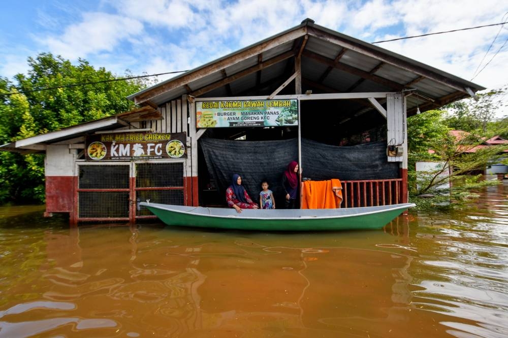 The latest number of flood victims in the six states now stands at 2,633 people. — Bernama pic