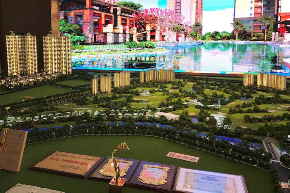 The banking regulator and central bank on Friday issued a 16-point set of internal directives to promote the ‘stable and healthy development’ of the industry, which were verified by Chinese media today. — Reuters pic