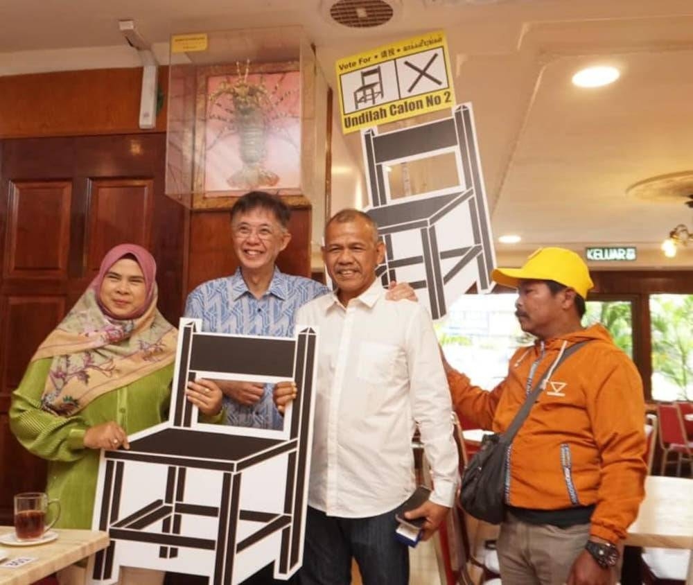 Tian Chua has also been distributing mini calendars with his face and his symbol of a ‘chair’ that will be used on the ballot papers, while his supporters had carried around actual mini yellow chairs and black-and-white cardboard printouts of a ‘chair’. — Picture from Facebook