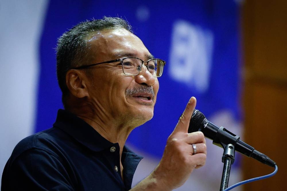 Datuk Seri Hishammuddin Hussein speaks at a meet-and-greet with the BN election machinery at Dewan Alamanda in Jasin, Melaka, November 14, 2022. — Bernama pic 