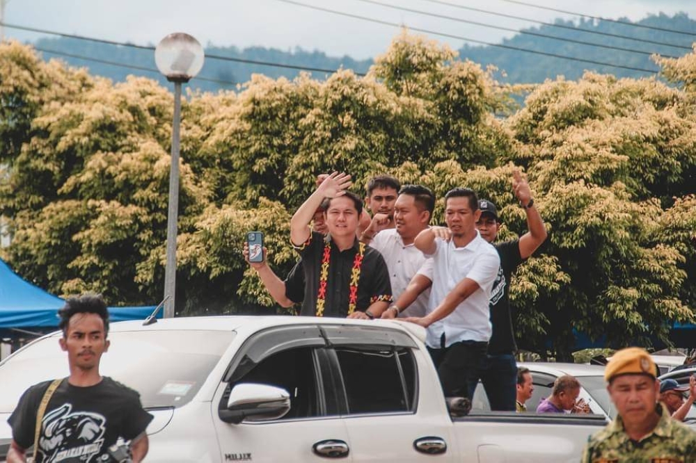 PKDM Riduan Rubin arrives in Kemabong to cheers and sounds from traditional musical instruments, Nov 13, 2022.  — Picture from Facebook/Riduan Rubin