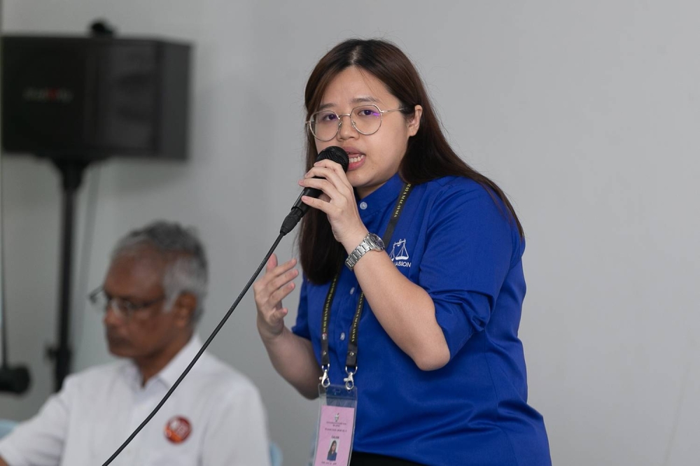 Barisan Nasional’s candidate for Ampang Ivone Low Yi Wen speaks at the Manifesto and Policies: Who’s better? at Gerakbudaya bookstore, Petaling Jaya, November 14, 2022. — Picture by Raymond Manuel 