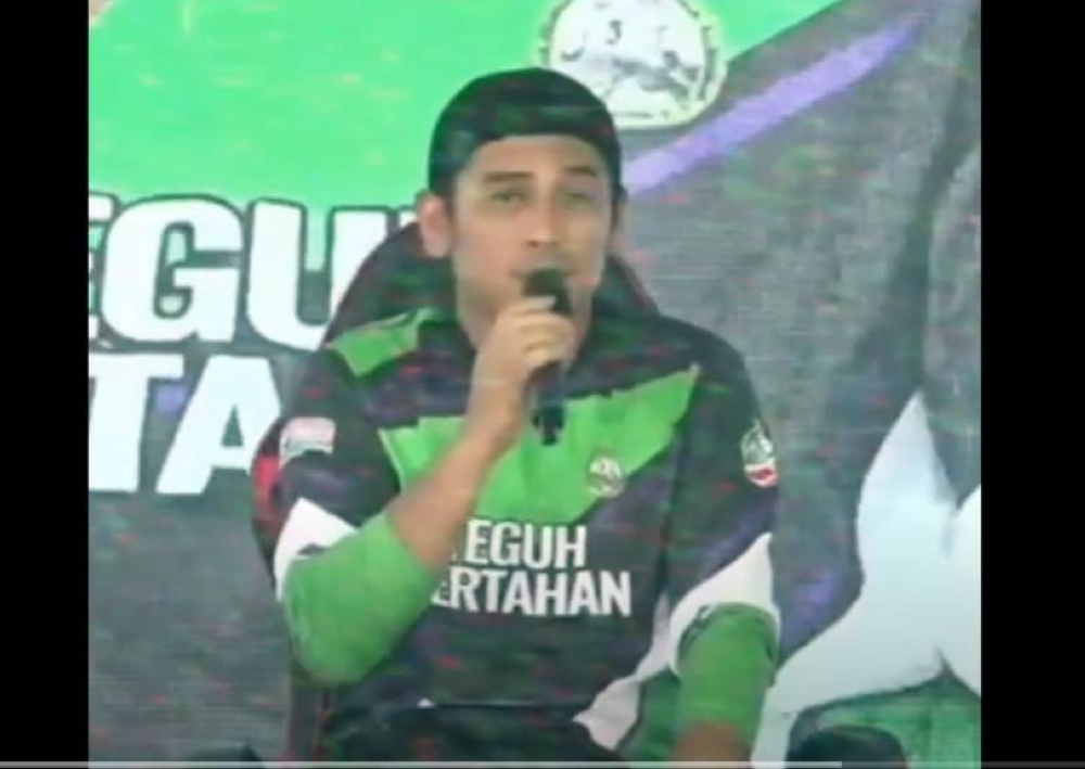 Actor Zul Huzaimy had on November 4 told a ‘Teguh Pertahan’ event by Terengganu PAS in Kemaman that he harboured a wish to ‘slaughter infidels’ and that it was only the law that could stop him from doing so. — YouTube screengrab